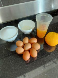 imagem de ingredientes para fazer uma torta de laranja