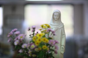 imagem de Nossa Senhora com flores à frente
