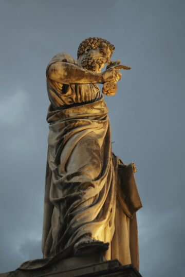 estatua de são pedro no vaticano
