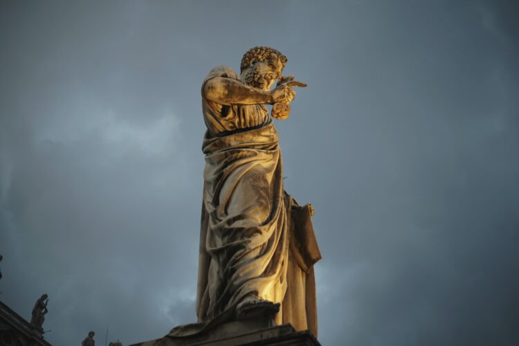 estatua de são pedro no vaticano