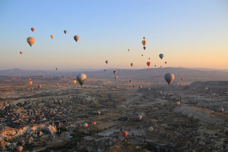 imagem de vários balões de ar quente a voar